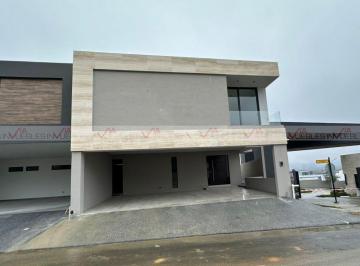 Casa · 450m² · 3 Recámaras · 3 Estacionamientos · Casa en Venta en Santiago