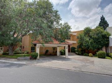 Casa · 483m² · 4 Recámaras · 2 Estacionamientos · Casa en Fraccionamiento Nogalar del Campestre