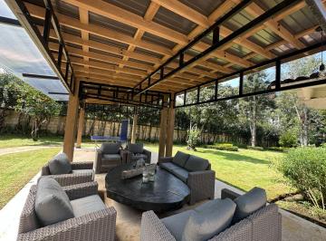 Casa de 4 habitaciones, Valle de Bravo · Casa en Renta en Avandaro Club de Golf