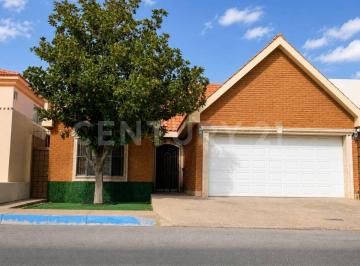 Casa · 238m² · 3 Recámaras · 4 Estacionamientos · Casa en Renta en Hacienda
