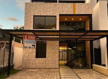Casa · 300m² · 5 Recámaras · 4 Estacionamientos · Vendo Casa con Acabados Modernos en Aqua Residencial de 5 Rec y Alberca