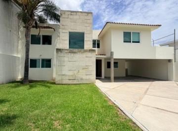 Casa de 3 habitaciones, Irapuato · Amplia y Hermosa Casa en Venta en Villas de Irapuato.