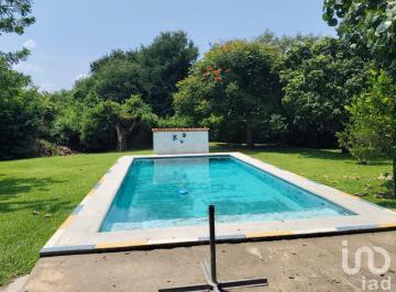 Casa · 200m² · 2 Recámaras · 10 Estacionamientos · Casa Sola con Alberca y Jardin en Yautepec, Morelos