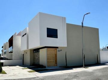 Casa · 200m² · 4 Recámaras · 3 Estacionamientos · Venta Casa Colinas de Juriquilla 4 Recamaras Queretaro