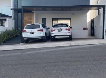 Casa · 250m² · 3 Recámaras · 3 Estacionamientos · Excelente Casa en Venta Lomas de Juriquilla Queretaro