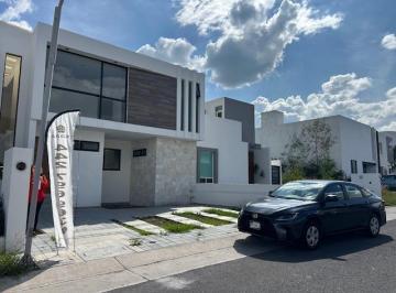 Casa · 194m² · 3 Recámaras · 2 Estacionamientos · Bonita y Espaciosa Casa en Venta Fraccionamiento Grand Juriquilla Queretaro