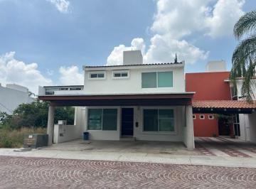 Casa · 265m² · 3 Recámaras · 2 Estacionamientos · Casa en Venta con Gran Jardin Cumbres del Lago Juriquilla Queretaro