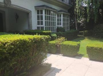 Casa · 904m² · 4 Recámaras · 6 Estacionamientos · Casa en Venta con Jardín Bosque de Las Lomas