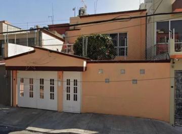 Casa de 4 habitaciones, Venustiano Carranza · Casa en Av del Taller Jardín Balbuena en Venta Hipotecaria