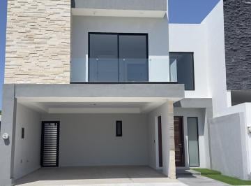 Casa · 195m² · 2 Estacionamientos · Casa en Fraccionamiento Lomas del Dorado