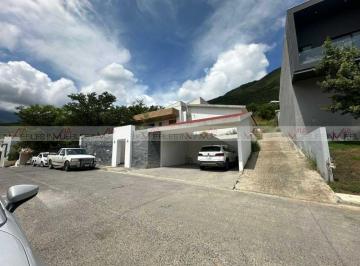 Casa · 450m² · 2 Recámaras · 2 Estacionamientos · Casa en Venta en Monterrey