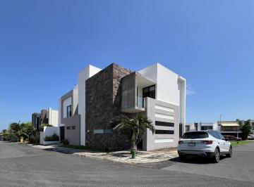 Casa · 252m² · 2 Estacionamientos · Casa - Fraccionamiento Lomas de La Rioja