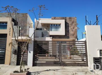 Casa · 204m² · 4 Recámaras · 3 Estacionamientos · Casa en Venta en Ensenada, Baja California