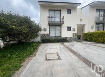 Casa · 126m² · 3 Recámaras · 2 Estacionamientos · Casa en Venta Zibata Torre de Piedra 1