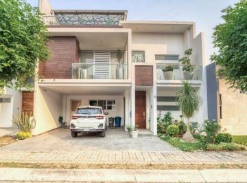 Casa · 334m² · 4 Recámaras · 2 Estacionamientos · Casa en Venta, Parque Guanajuato, Lomas Angelopolis 3, Puebla