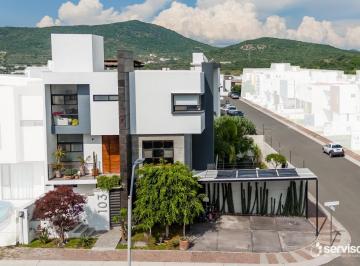 Casa · 374m² · 4 Recámaras · 2 Estacionamientos · Casa en Venta en Colinas de Juriquilla Querétaro
