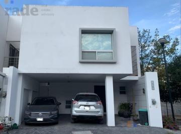Casa · 300m² · 3 Recámaras · 2 Estacionamientos · Casa en Venta en Santa Catarina
