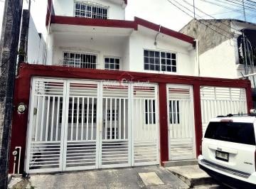 Casa · 6 Recámaras · Casa en Venta en Sm 94
