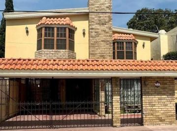 Casa · 375m² · 4 Recámaras · 3 Estacionamientos · Casa - Unidad Nacional