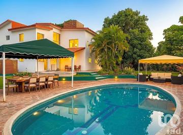 Casa · 350m² · 3 Recámaras · 4 Estacionamientos · Casa en Las Brisas con Recámara en Planta Baja, Alberca Climatizada y Amplias Áreas Verdes