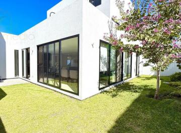 Casa · 115m² · 3 Recámaras · 2 Estacionamientos · Casa un Piso 3 Recámaras / 2 Recámaras Sala Tv en Zibata, Querétaro