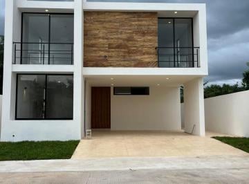 Casa · 300m² · 3 Recámaras · 2 Estacionamientos · Venta de Casa en Privada Tamora Conkal Yucatan