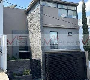 Casa · 360m² · 3 Recámaras · 2 Estacionamientos · Casa en Venta en San Pedro Garza García