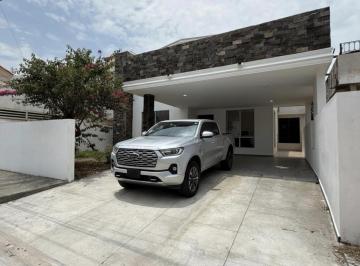 Casa · 470m² · 4 Recámaras · 2 Estacionamientos · Casa - Petrolera