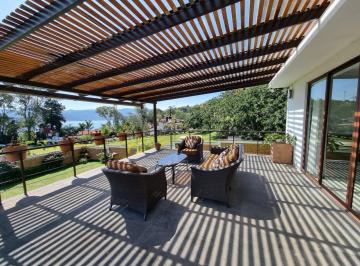 Casa · 600m² · 4 Recámaras · 6 Estacionamientos · Casa con Alberca, Terrazas y Vista Al Lago