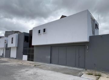 Casa · 397m² · 3 Recámaras · 1 Estacionamiento · Casa Recién Remodelada en Lomas del Tec