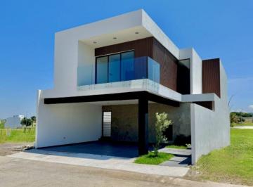 Casa · 211m² · 4 Recámaras · 1 Estacionamiento · Casa - Alvarado