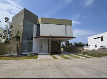 Casa · 351m² · 4 Recámaras · 2 Estacionamientos · Casa - Fraccionamiento Río del Dorado