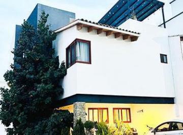 Casa · 241m² · 3 Recámaras · Hermosa Residencia, en Esquina.