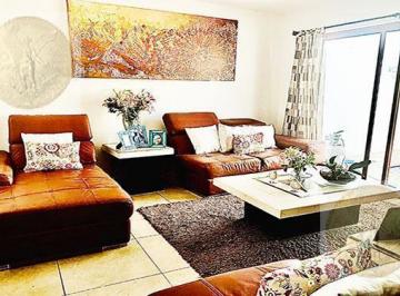 Casa · 241m² · 3 Recámaras · Hermosa Residencia, en Esquina.
