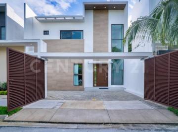 Casa · 347m² · 4 Recámaras · 2 Estacionamientos · Casa en Venta Frente a Parque en Sm 12 - Cancún
