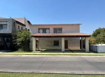 Casa · 368m² · 4 Recámaras · 2 Estacionamientos · Casa Sola en Venta en Fraccionamiento Paraíso Country Club, Emiliano Zapata, Morelos