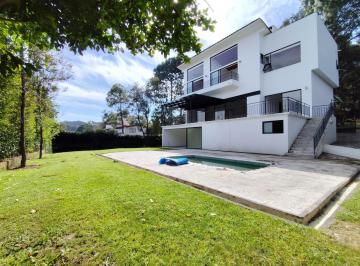 Casa · 450m² · 4 Recámaras · 3 Estacionamientos · Casa con Alberca en Venta en Avándaro en Exclusivo Residencial