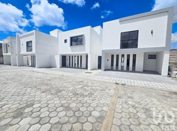Casa · 160m² · 3 Recámaras · 3 Estacionamientos · Casa en Venta Amplia en Tlaxcalancingo con Jardín Privado y Seguridad