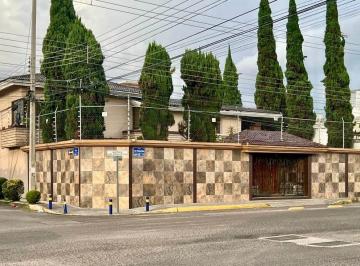 Casa · 1000m² · 4 Recámaras · 4 Estacionamientos · Lujosa Residencia en Bugambilias
