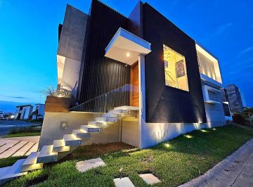 Casa · 437m² · 4 Recámaras · 2 Estacionamientos · Residencia con Alberca, en La Riviera Veracruzana