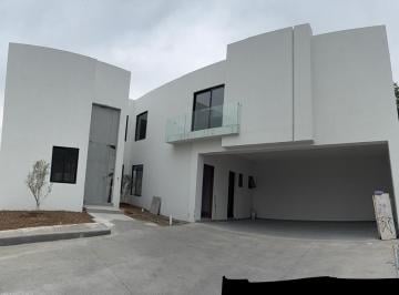 Casa · 402m² · 3 Recámaras · 3 Estacionamientos · Casa Nueva en Laderas Zona Carretera Nacional