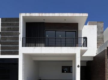 Casa · 225m² · 3 Recámaras · 1 Estacionamiento · Casa en Fraccionamiento Lomas de La Rioja