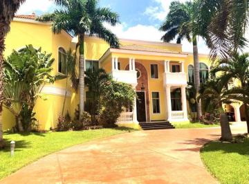 Casa · 2000m² · 6 Recámaras · 9 Estacionamientos · Residencia en Venta en Club de Golf La Ceiba, Amplios Espacios