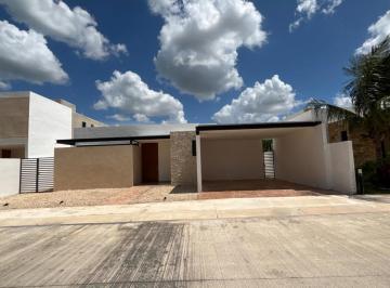 Casa · 220m² · 2 Recámaras · 2 Estacionamientos · Casa en Venta en Country Club, Yucatan