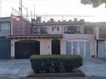 Casa de 5 habitaciones, Coyoacán · Casa de 305 m² de Superficie y 420 Construidos y con Jardín en Canal de Miramontes