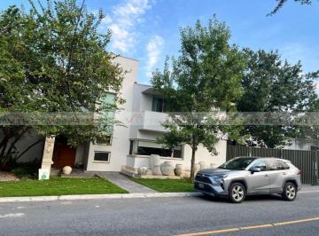 Casa · 803m² · 5 Recámaras · 5 Estacionamientos · Casa en Venta en Sierra Alta