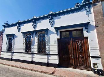 Casa de 5 habitaciones, Querétaro · Casa en Venta con Uso de Suelo Mixto - Comercial y de Servicios en El Centro Histórico de Querétaro.