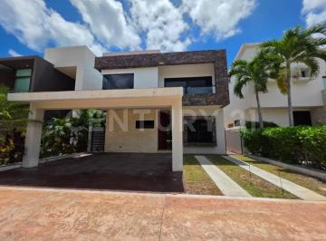 Casa en condominio · 356m² · 4 Recámaras · 3 Estacionamientos · Ven y Estrena Casa en Renta en Lagos del Sol Cancún Af0825