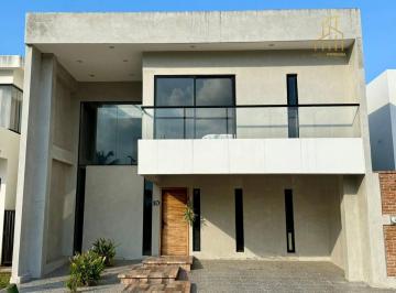 Casa · 215m² · 3 Recámaras · 2 Estacionamientos · Casa en Fraccionamiento Los Manantiales