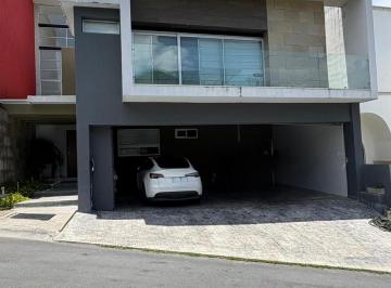 Casa · 427m² · 3 Estacionamientos · Casa en Venta en Lagos del Vergel, Zona Sur y Carretera Nacional - Monterrey. N. L.